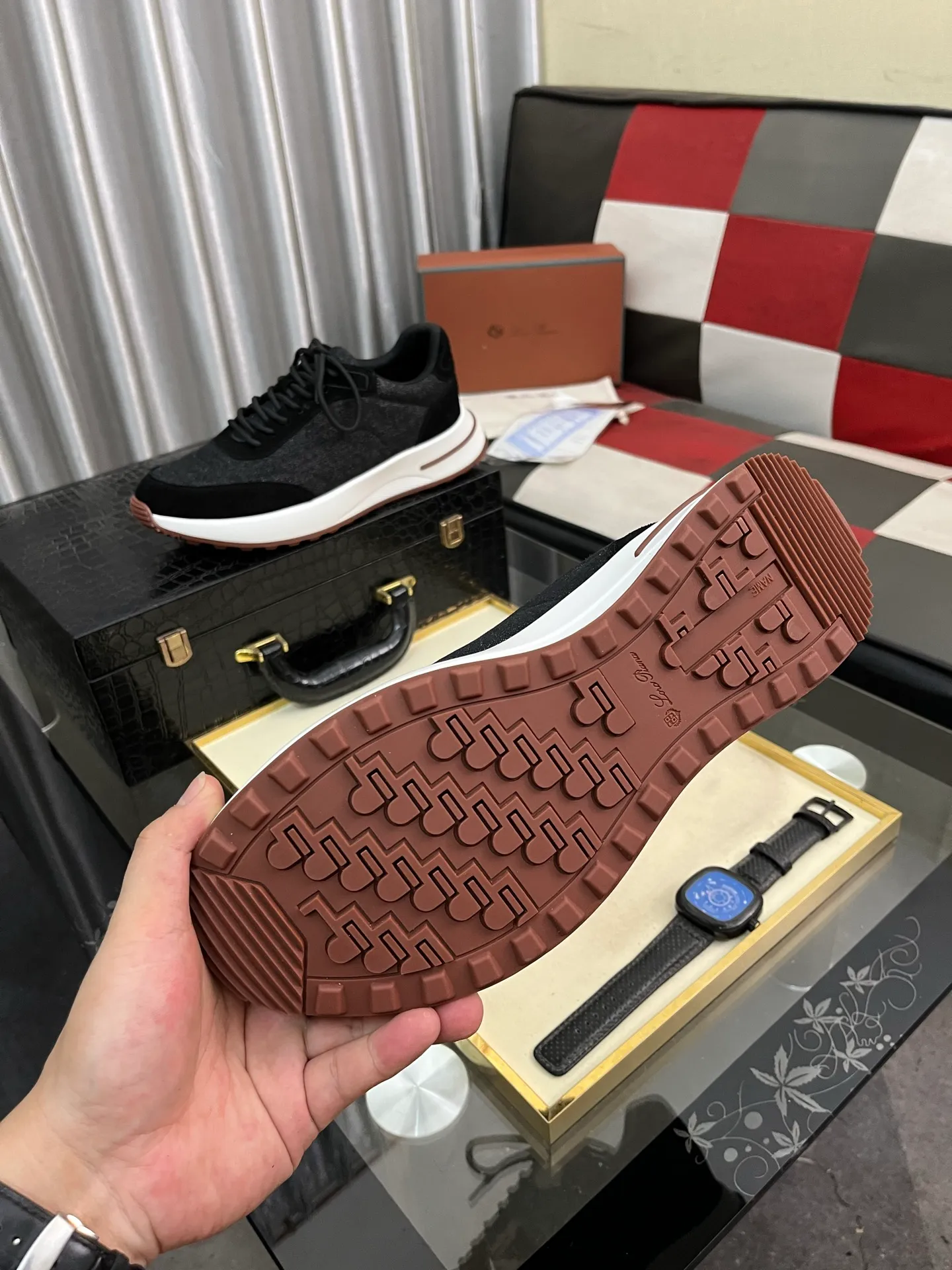 Men's shoes 💰458⌚️⌚️ Loro Pian* Loro Pian* casual shoes are made of cowhide frosted cowhide. Unique texture, simple and elegant, in line with Asian shoe lasts. Almond toe bar, apron style toe, drum-stitched upper. Same color stitching details. Slip-on style for easy on and off. Original color full cowhide lining. The insole is decorated with the 🈶️ brand logo. The original open-molded TPU raw rubber outsole. The soft rubber sole has super grip performance. Comfortable and casual style. You can create 🉑casual🉑formal urban style at will!  Code number: 38-44